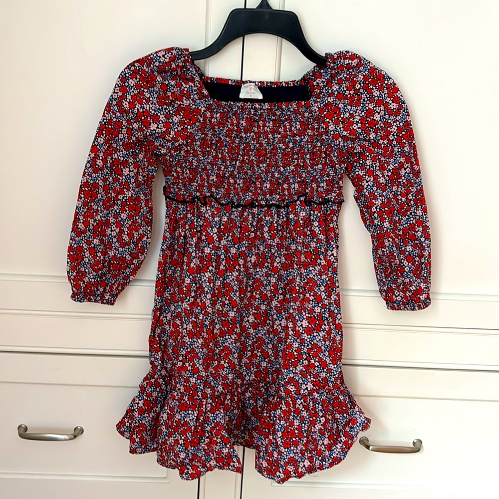 Adorable flower dress with rouched top. 🌺